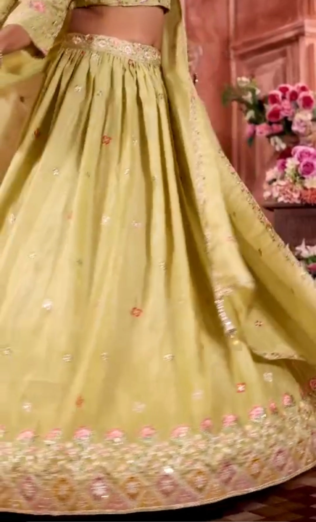 Gorgeous stylish crop top lehenga set 💫 size: L / XL