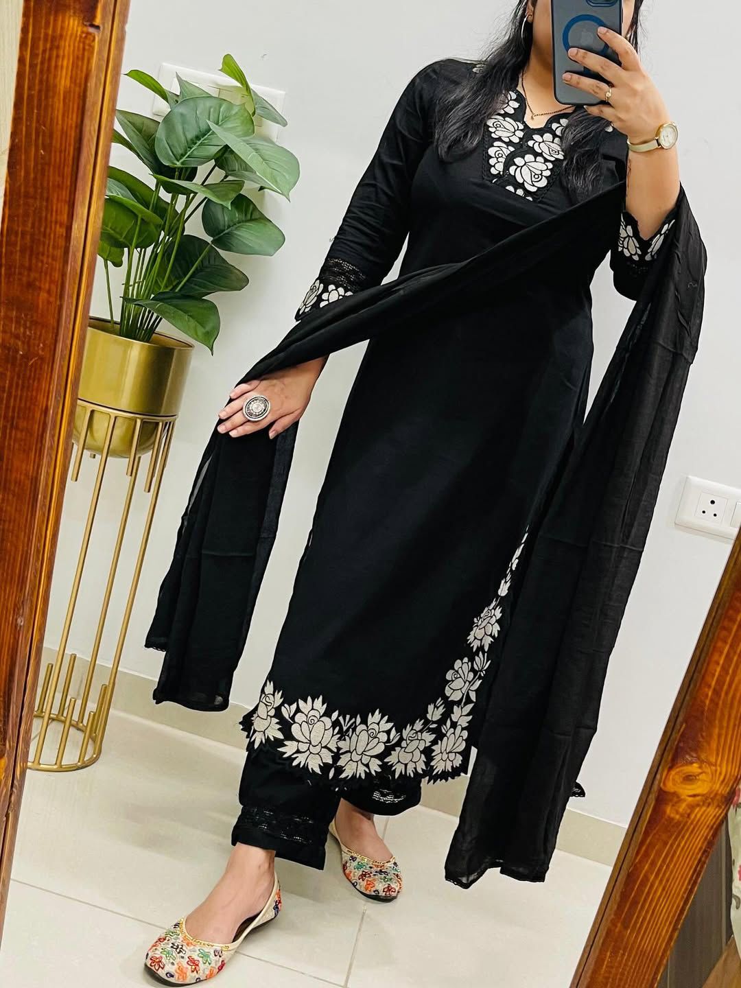 Partywear elegant straight kurta 3 pcs set Size available*- *38(M),40(L),42(XL)*
*44(XXL),