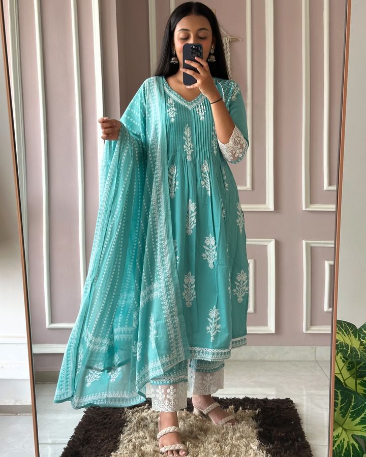 V- neck design and lace detailing, paired with lace kurti set 
Size : M L XL XXL XXXL