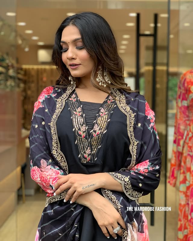 Ethnic elegant  Beautiful Heavy Muslin Fabric designer festive wear kurti set   Sizes : 38, 40, 42 44