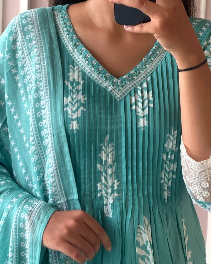 V- neck design and lace detailing, paired with lace kurti set 
Size : M L XL XXL XXXL