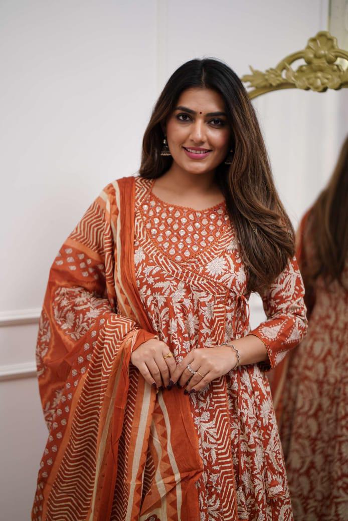 Cotton Anarkali kurta set with new style in saganeri print_                      Size - *M(38),40(L),42(XL),*
*44(XXL), 46(3xl)*