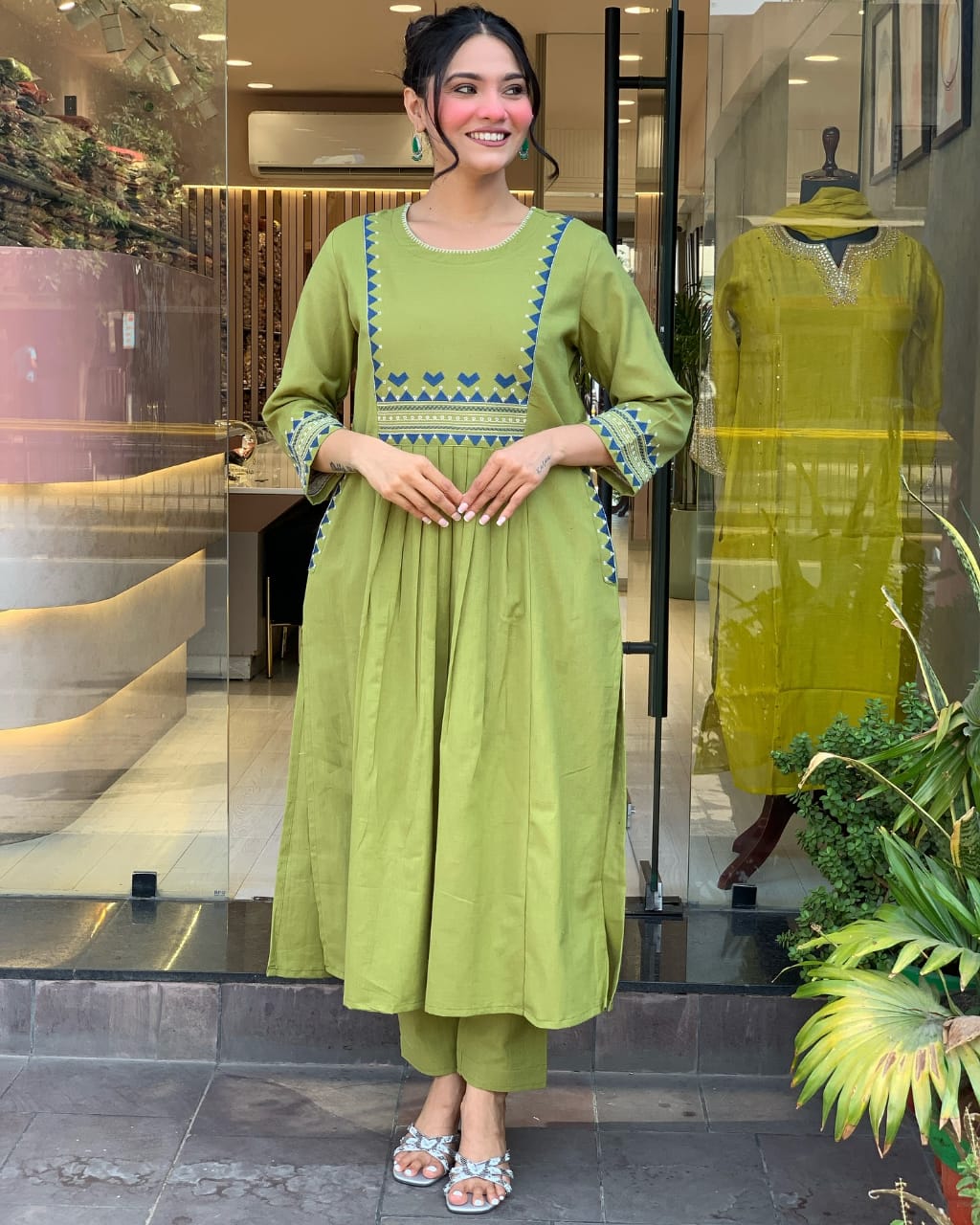 Elegant flaired suit set  Size 38(M),40(L),42(XL),44(XXL),46(3xl)