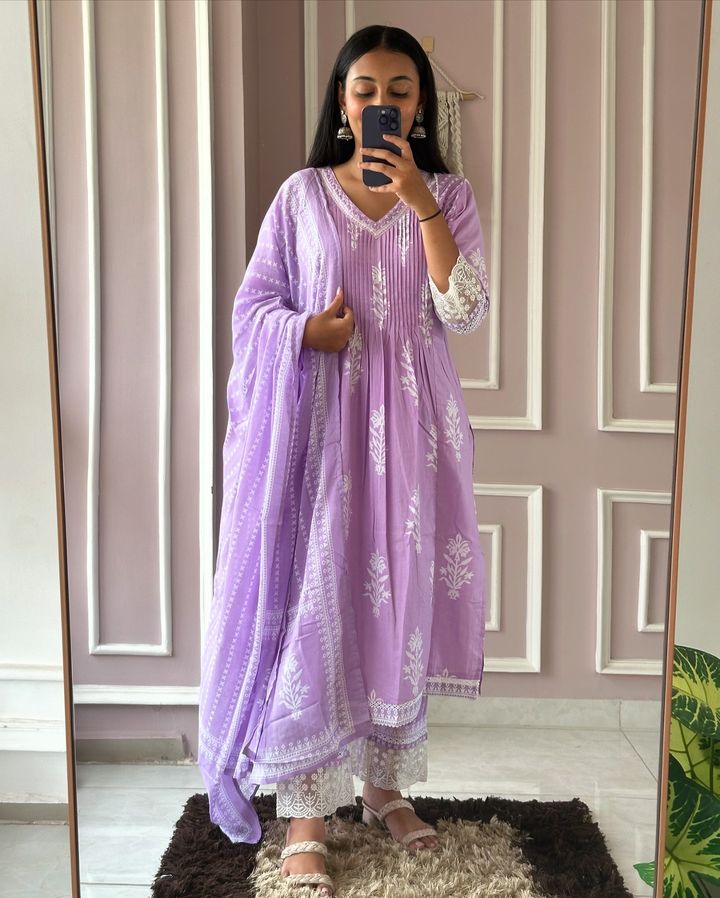 V- neck design and lace detailing, paired with lace kurti set 
Size : M L XL XXL XXXL