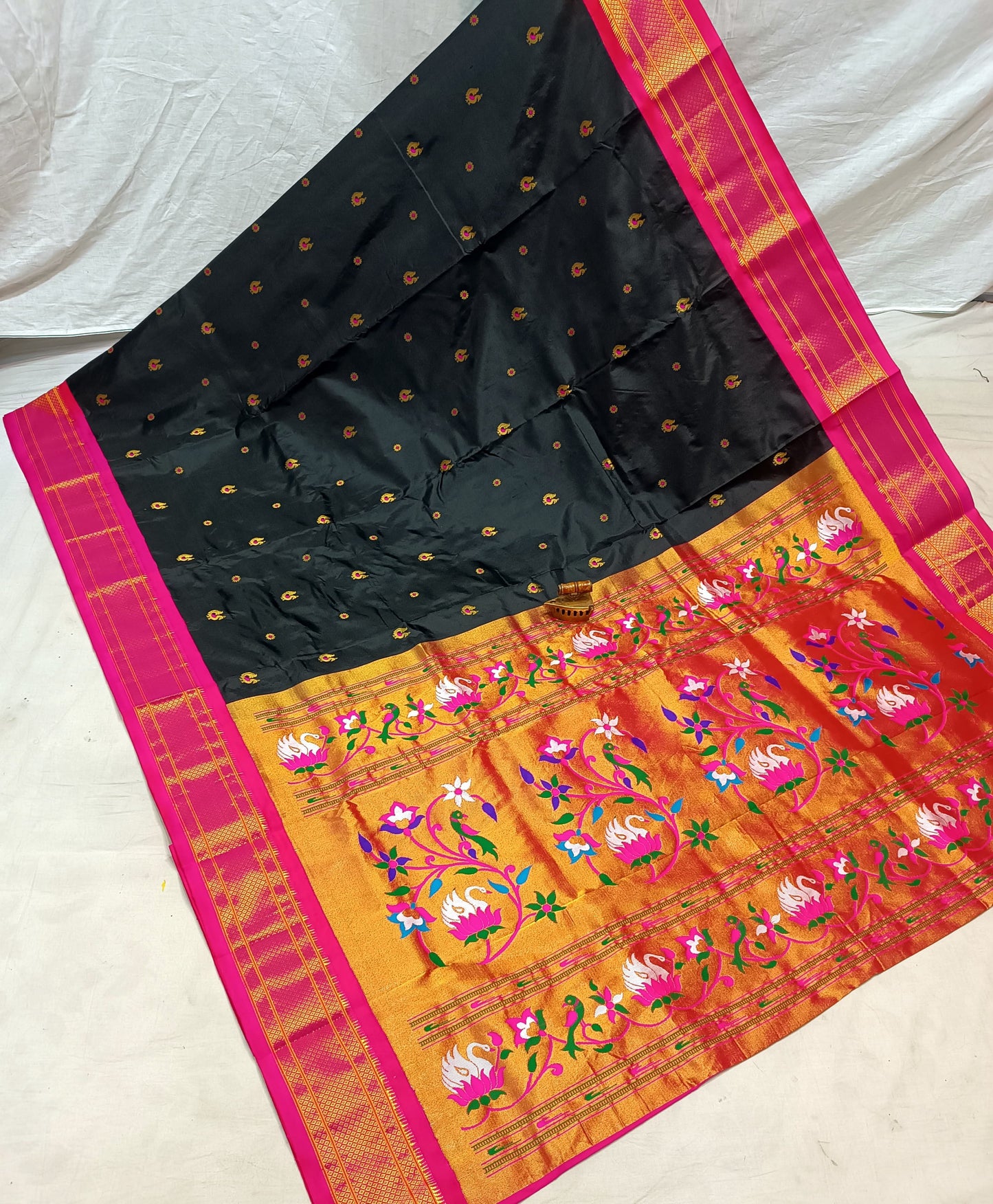 Majestic Karnful Peacock Kadiyal Pure Silk Paithani