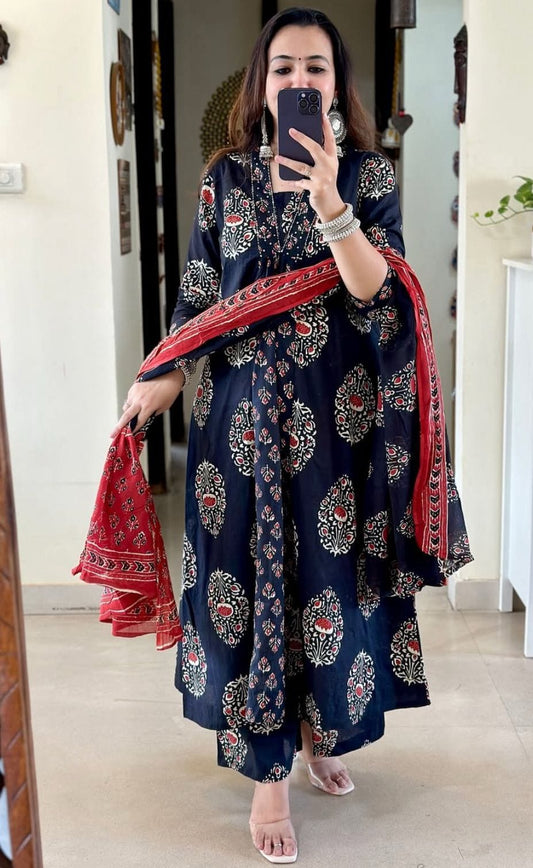 Embroidered& pitten work printed Cotton kurta & pant with malmal dupatta set Size 38 40 42 44 46