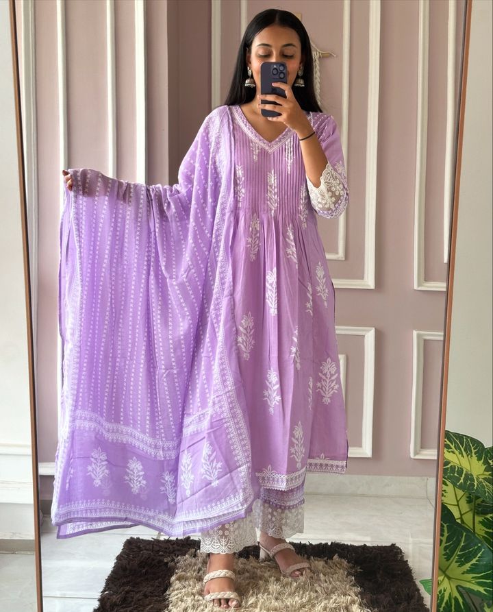 V- neck design and lace detailing, paired with lace kurti set 
Size : M L XL XXL XXXL