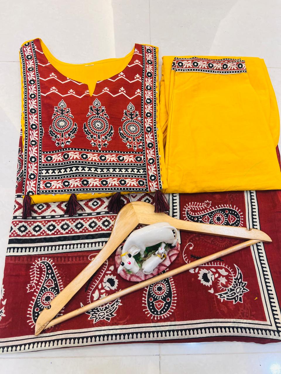 Pure fine Cotton fabric Kurti with Pant with cotton Dupatta*
Size: *M/38, L/40, XL/42, XXL/44,XXXl/46*