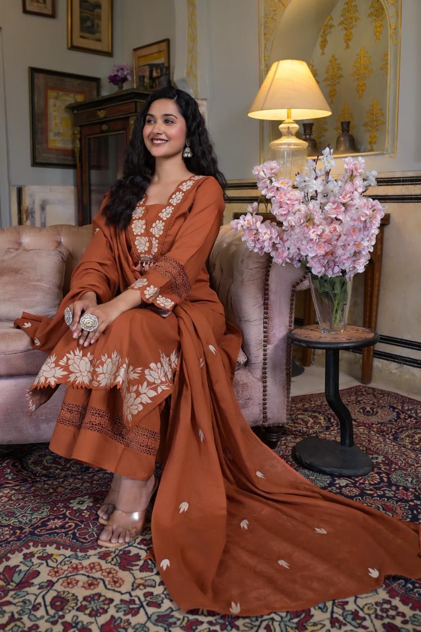 Partywear elegant straight kurta 3 pcs set Size available*- *38(M),40(L),42(XL)*
*44(XXL),