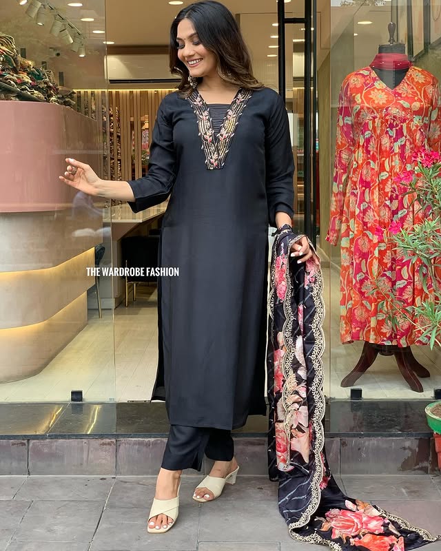 Ethnic elegant  Beautiful Heavy Muslin Fabric designer festive wear kurti set   Sizes : 38, 40, 42 44